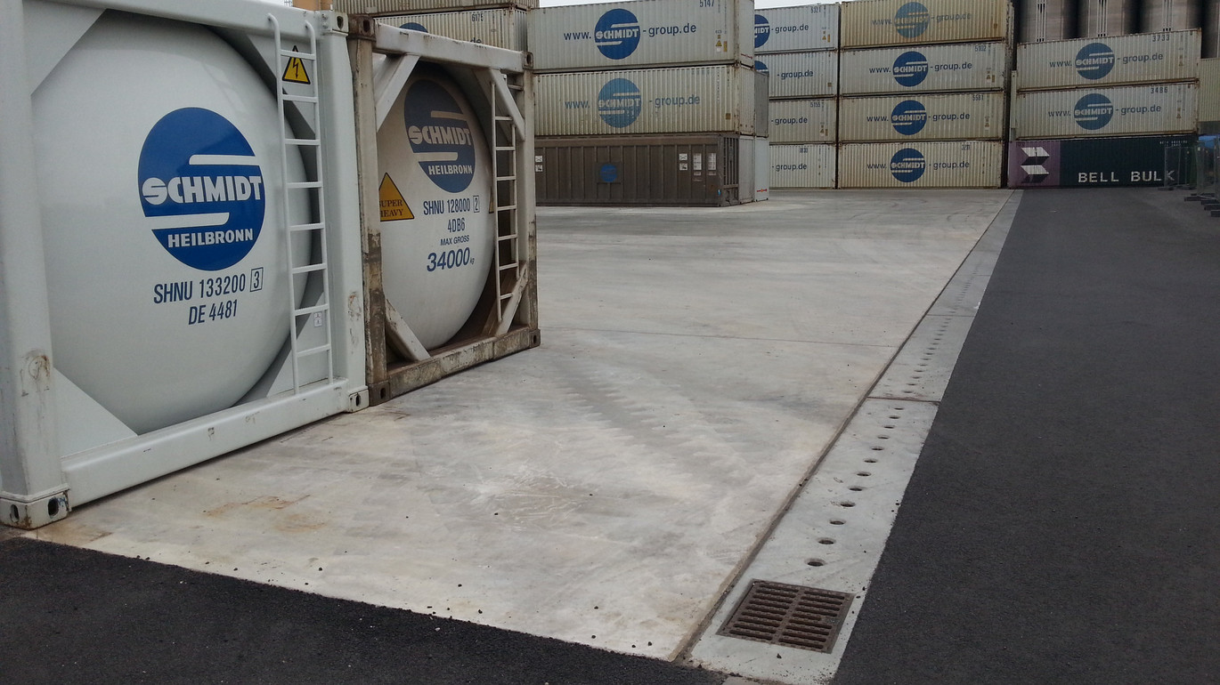 Weiße Container auf einer Fläche. CT 250 Rinne verlegt.
