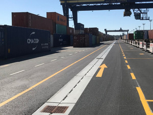 Pfuhler Rinne verlegt auf Containerhafen. Im Hintergrund viele Container und strahlend blauer Himmel.