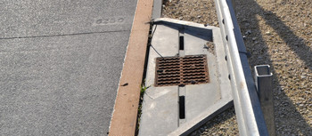 Buchtenentwässerung an der Autobahn eingefasst in Kies.