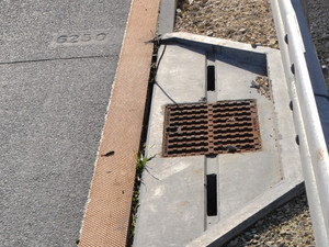 Buchtenentwässerung an der Autobahn eingefasst in Kies.
