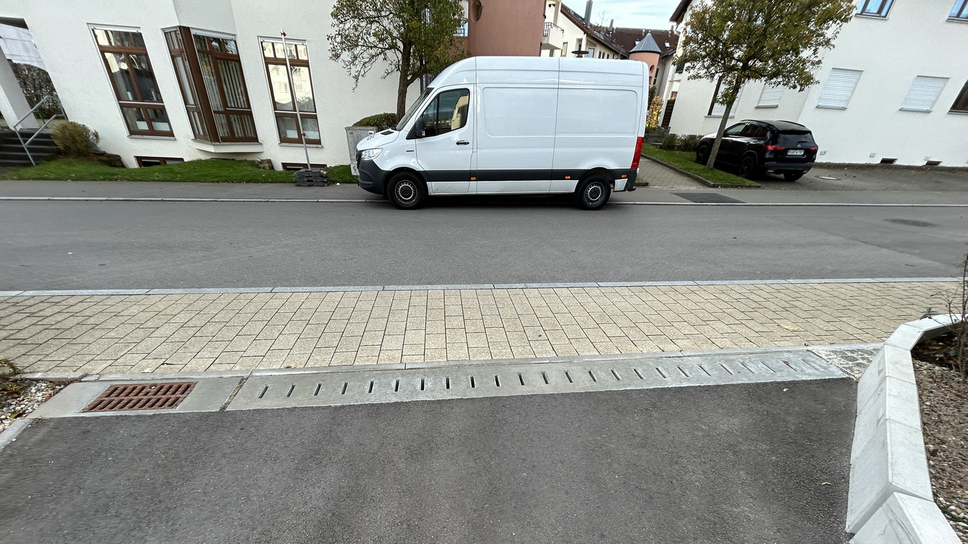 Entwaesserungsrinne-area-drain-einsatzbereich-parkplatz-ACO-pfuhler
