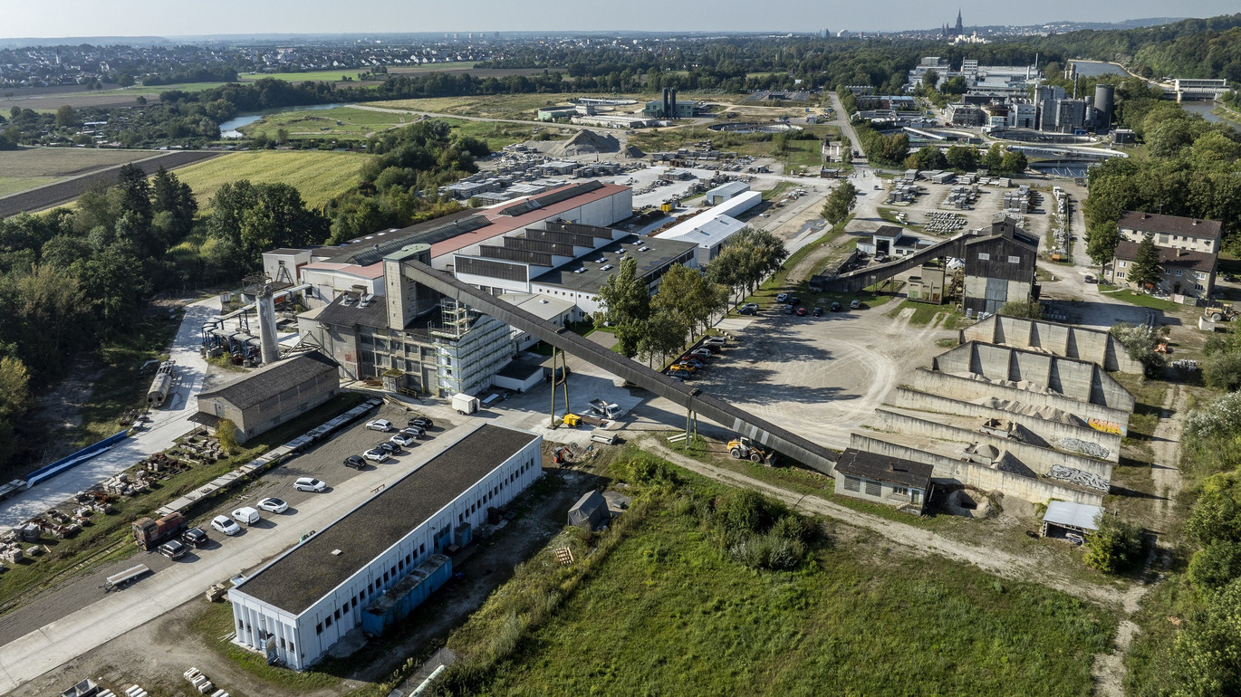 Gesamtes ACO Pfuhler-Betriebsgelände von oben, bei Sonnenschein und klarem blauen Himmel