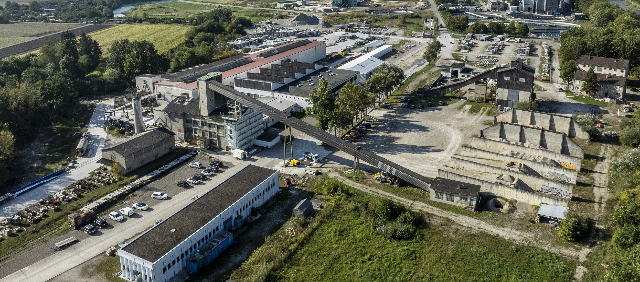 Gesamtes ACO Pfuhler-Betriebsgelände von oben, bei Sonnenschein und klarem blauen Himmel