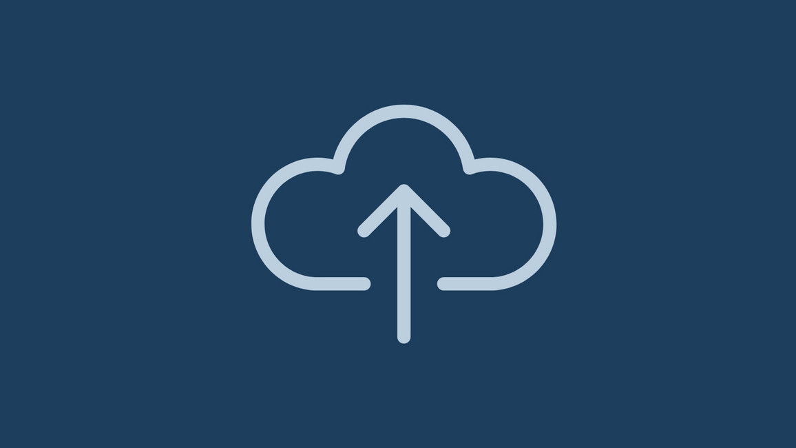 hellblaues Downloadsymbol Cloud auf dunkelblauem Hintergrund
