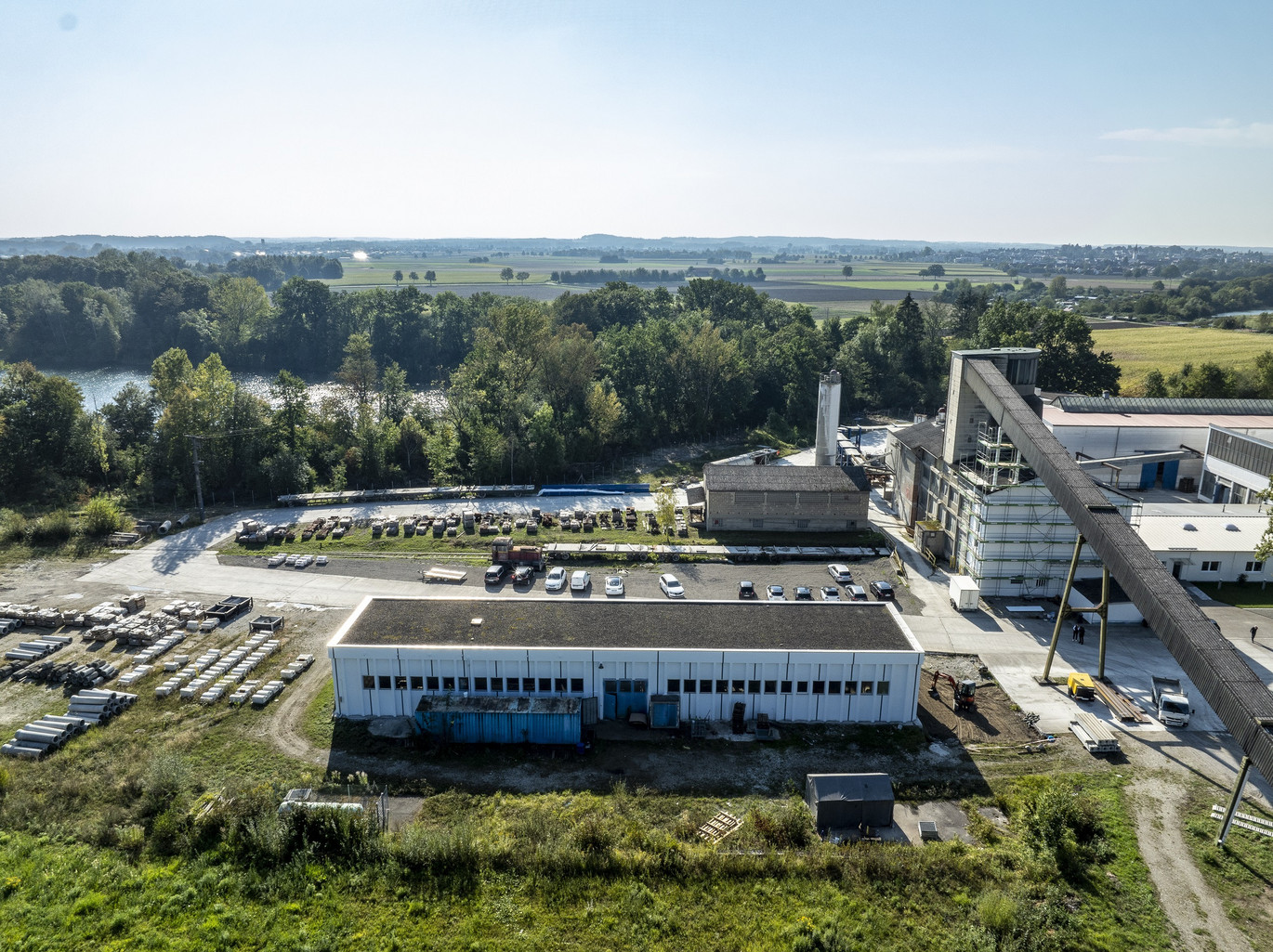 Gesamtes ACO Pfuhler-Betriebsgelände von oben, bei Sonnenschein und klarem blauen Himmel